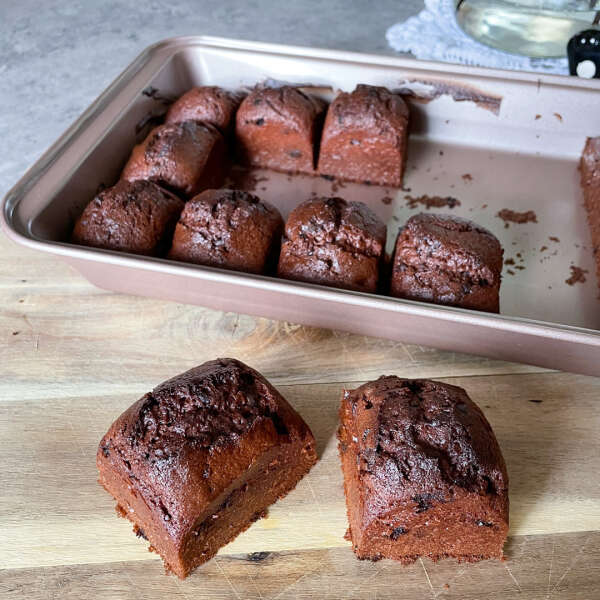 Baking pan with dividers - CakeyBakey - AI WEB SHOP